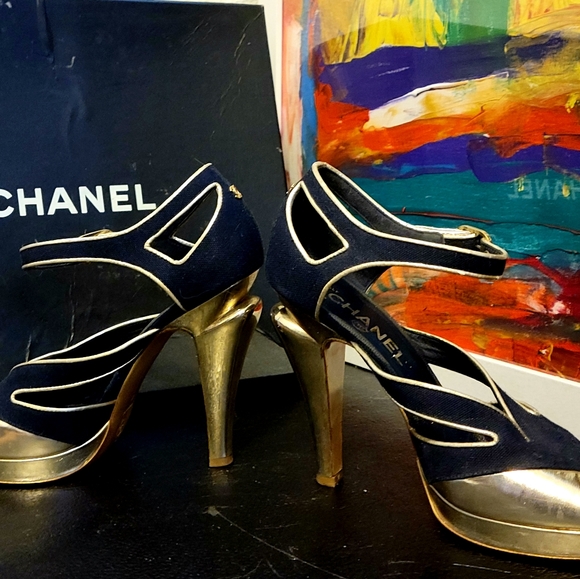Authentic Chanel stylish, based on platform very comfortable Heels. - Picture 6 of 8